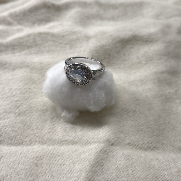 Jewelry - Silver round ring